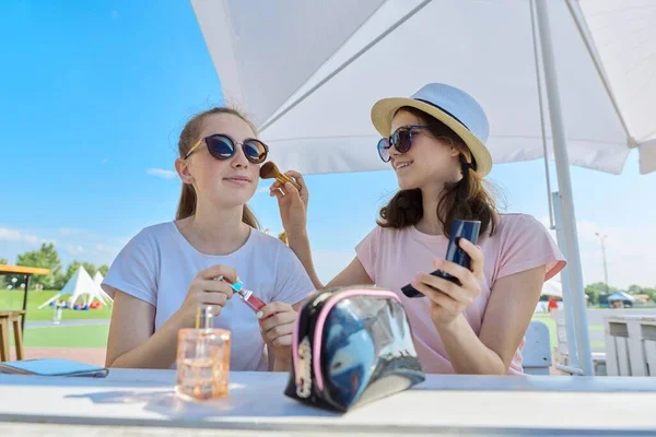 Dos Adolescentes Haciendo Maquillaje Sentadas Café Aire Libre Verano Juventud — Foto de Stock