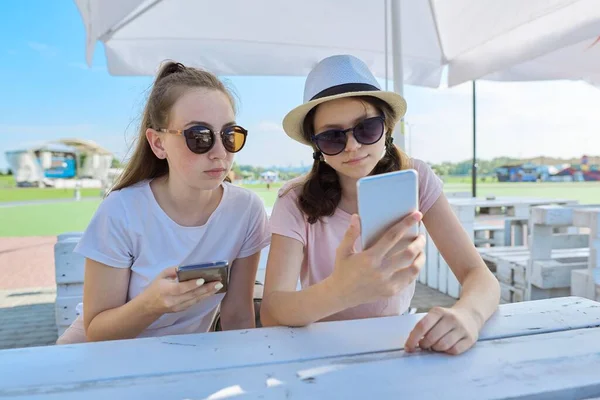 Duas Adolescentes Com Smartphones Sentados Conversando Café Livre Verão Jovens — Fotografia de Stock