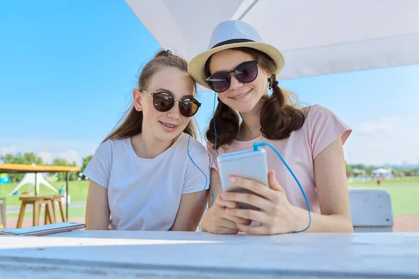 Duas Adolescentes Fones Ouvido Ouvindo Música Smartphone Divertindo Dia Ensolarado — Fotografia de Stock