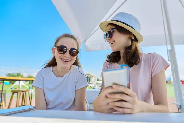 Duas Adolescentes Fones Ouvido Ouvindo Música Smartphone Divertindo Dia Ensolarado — Fotografia de Stock