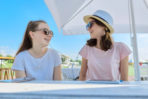 Dos Chicas Adolescentes Auriculares Escuchando Música Teléfono Inteligente Divirtiéndose Soleado — Foto de Stock