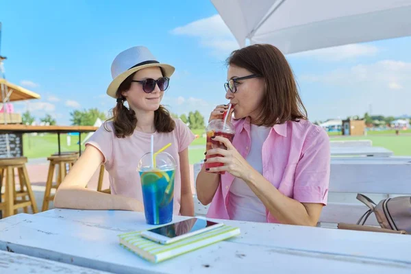 Mãe Filha Adolescente Juntos Café Livre Verão Com Refrigerantes Leitura — Fotografia de Stock