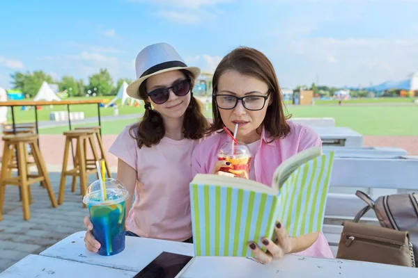 Anne Genç Kızı Açık Hava Kafede Birlikte Oturup Kitap Okuyorlar — Stok fotoğraf