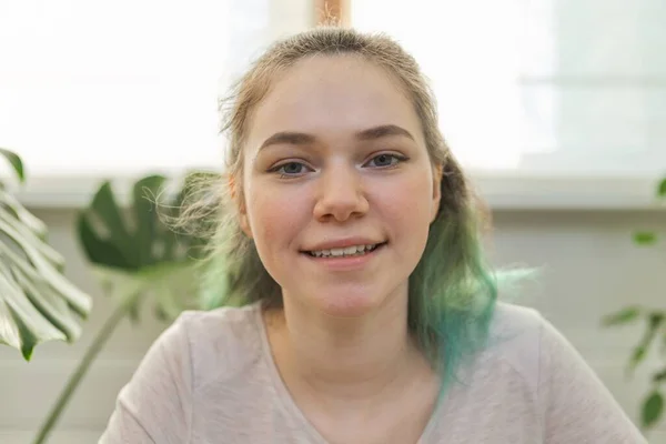 Retrato Close Adolescente Falando Olhando Para Câmera Vídeo Menina Estudante — Fotografia de Stock