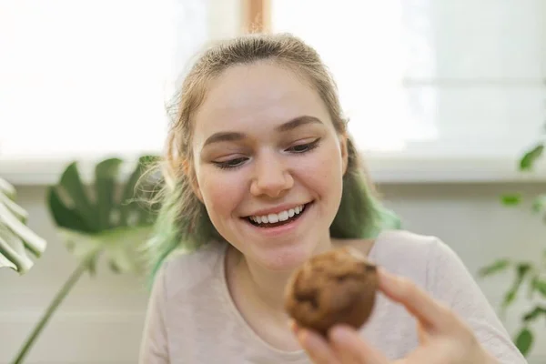 Tonårsflicka Leder Kulinariska Vlog För Tonåringar Flicka Visar Nybakad Choklad — Stockfoto