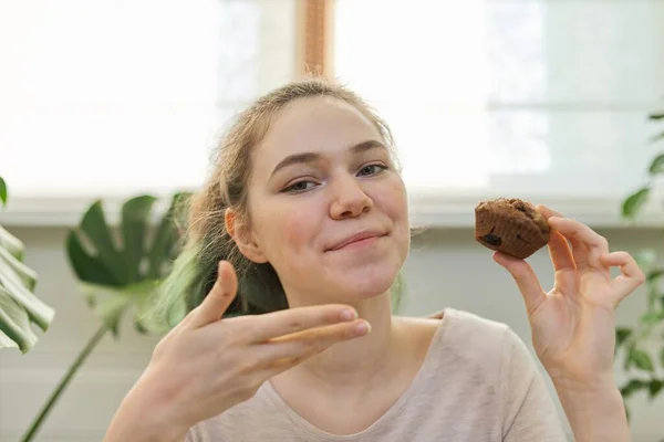 Menina Adolescente Leva Vlog Culinária Para Adolescentes Menina Mostra Bolinho — Fotografia de Stock