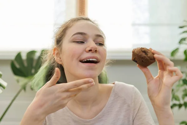 Девушка Подросток Ведет Кулинарный Видеоблог Подростков Девушка Показывает Свежеиспеченный Шоколадный — стоковое фото