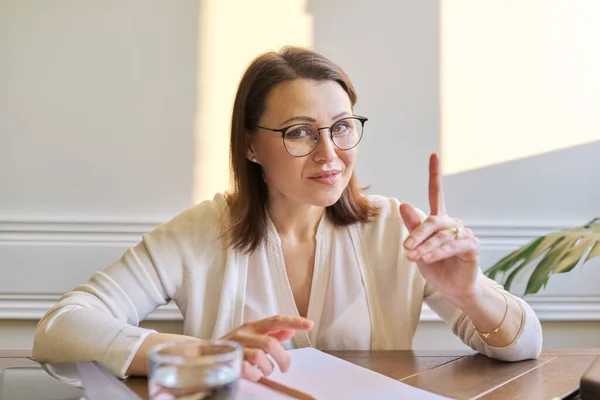 Vrouwelijke Psycholoog Psychiater Zoek Naar Webcam Close Gezicht Videoconferentie Specialist — Stockfoto