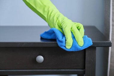 Temizlik hizmeti, eldiven takmış eldiven, mikrofiber bez, toz silme, apartman temizliği.