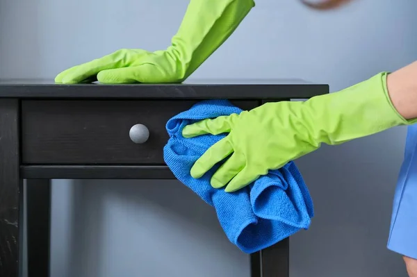 Reinigungsservice Nahaufnahme Der Behandschuhten Hände Mit Mikrofasertuch Das Staub Wischt — Stockfoto