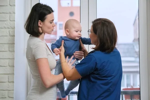 Wizyta Lekarza Pediatry Domu Matka Siedmiomiesięcznym Synkiem Rozmawiająca Lekarzem Badanie — Zdjęcie stockowe