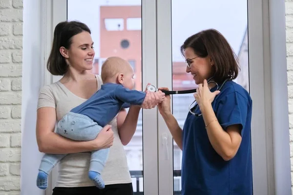 Visita Médico Pediatra Casa Mãe Com Filho Bebê Sete Meses — Fotografia de Stock