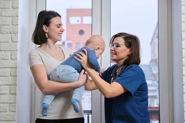 Médica Examinando Criança Pediatra Pegou Bebê Nos Braços Conversando Com — Fotografia de Stock