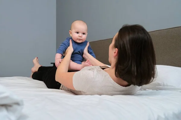 Retrato Bela Jovem Mãe Seu Bebê Meses Idade Filho Pai — Fotografia de Stock