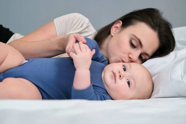 Joven Madre Besa Amorosamente Hijo Pequeño Mujer Jugando Con Bebé — Foto de Stock