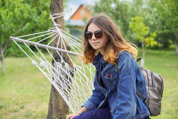 Mooi Tiener Meisje Zitten Rusten Hangmat Tuin Achtergrond Groen Gras — Stockfoto