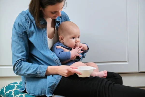 Madre Joven Sosteniendo Bebé Brazos Alimenta Hijo Pequeño Con Cuchara —  Fotos de Stock
