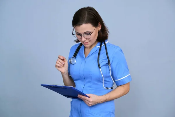 Retrato Enfermeira Madura Segurando Prancheta Feminino Uniforme Azul Com Estetoscópio — Fotografia de Stock