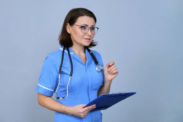 Retrato Enfermeira Madura Segurando Prancheta Feminino Uniforme Azul Com Estetoscópio — Fotografia de Stock