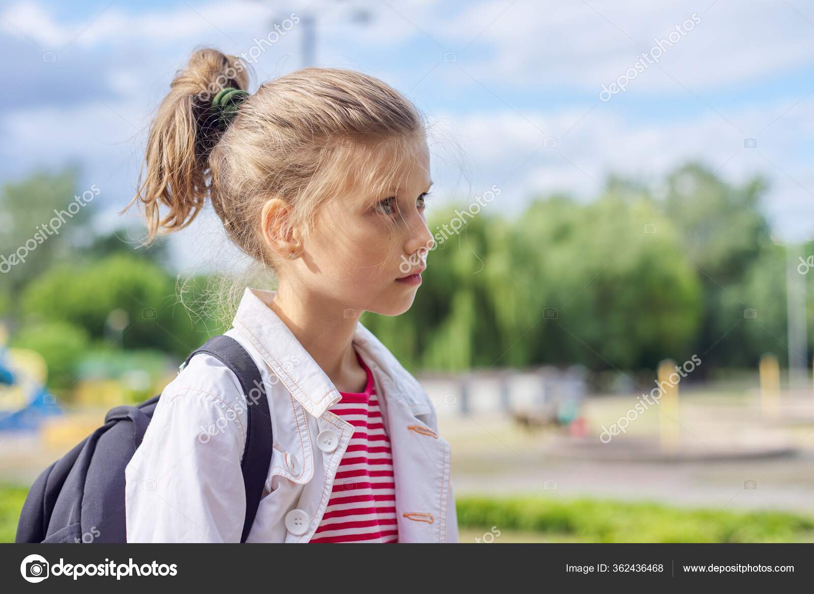 Retrato de uma menina loira de 10 anos no parque