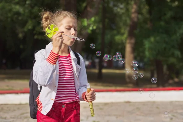10岁金发小女孩的户外肖像 带有肥皂泡 公园背景 复制空间 — 图库照片