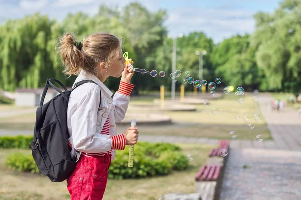 Outdoor Portret Van Jaar Oud Blond Kind Meisje Met Zeepbellen — Stockfoto