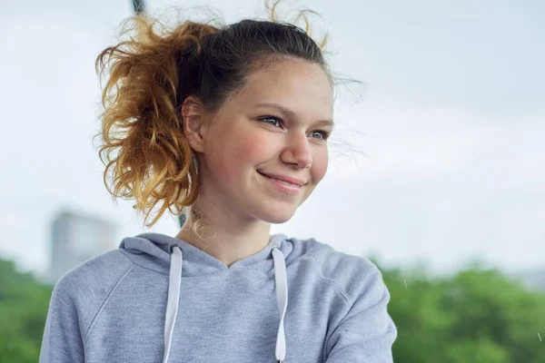 Retrato Primer Plano Adolescente Años Edad Sudadera Gris Fondo Cielo —  Fotos de Stock