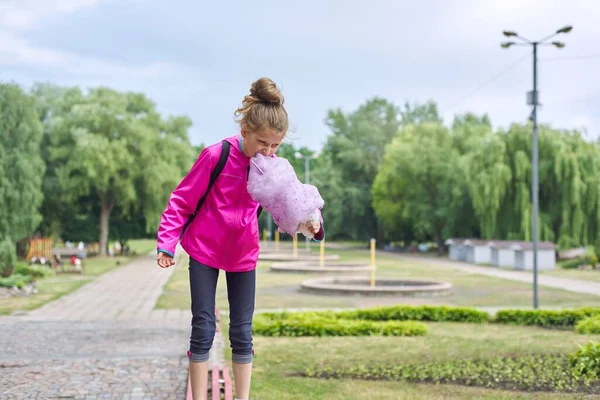 ピンクの甘い砂糖雲と女の子の子供 綿菓子 — ストック写真