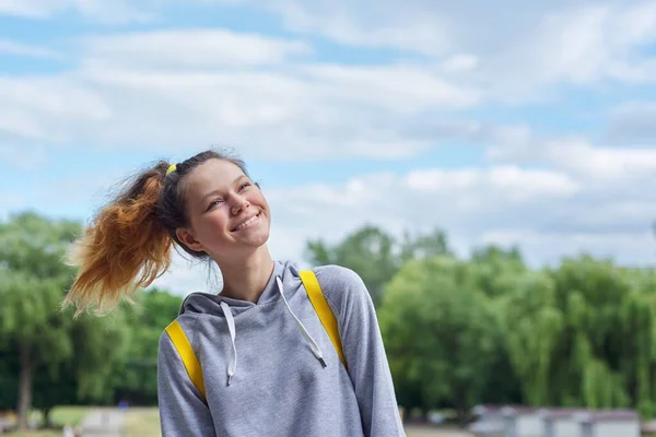 Närbild Porträtt Tonåring Flicka Gammal Grå Tröja Bakgrund Blå Himmel — Stockfoto