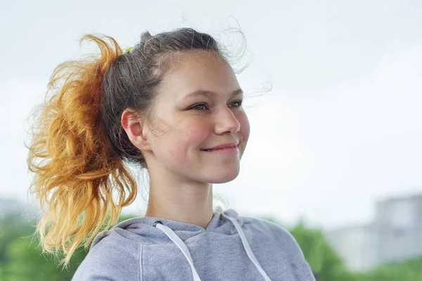 Retrato Primer Plano Adolescente Años Edad Sudadera Gris Fondo Cielo —  Fotos de Stock