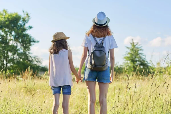 Zomervakantie Kinderen Twee Meisjes Zussen Lopen Samen Hand Hand Blauwe — Stockfoto