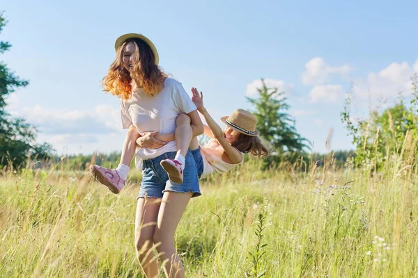 Enfants Heureux Deux Filles Sœurs Adolescentes Jeunes Riant Amusant Dans — Photo