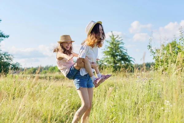 Joyeux Rires Enfants Jouant Dans Prairie Deux Sœurs Filles Amusent — Photo