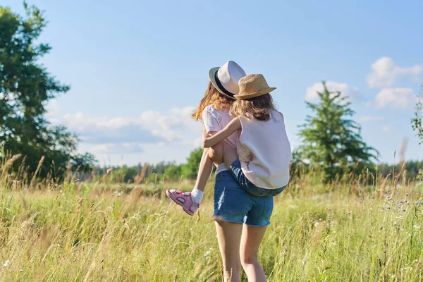 Niños Felices Dos Niñas Hermanas Adolescente Más Joven Riendo Divirtiéndose — Foto de Stock