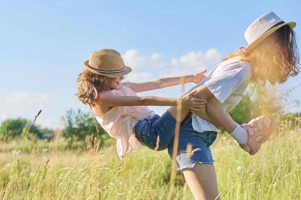 Niños Felices Dos Niñas Hermanas Adolescente Más Joven Riendo Divirtiéndose — Foto de Stock