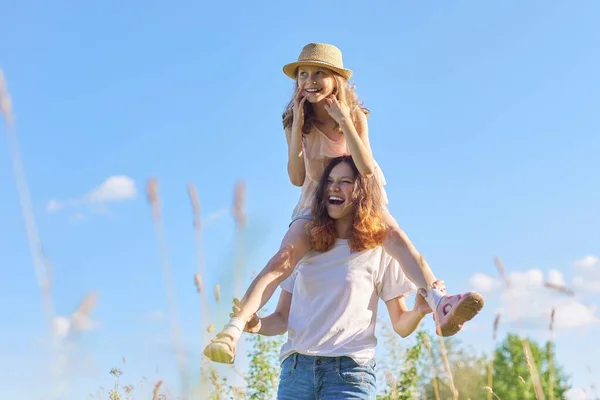 Joyeux Rires Enfants Jouant Dans Prairie Deux Sœurs Filles Amusent — Photo