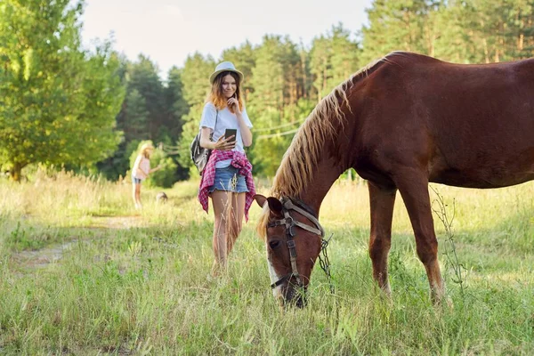 Tonårstjej Fotograferar Gårdshäst Smartphone Rustik Lantlig Stil Sommar Natur Bakgrund — Stockfoto