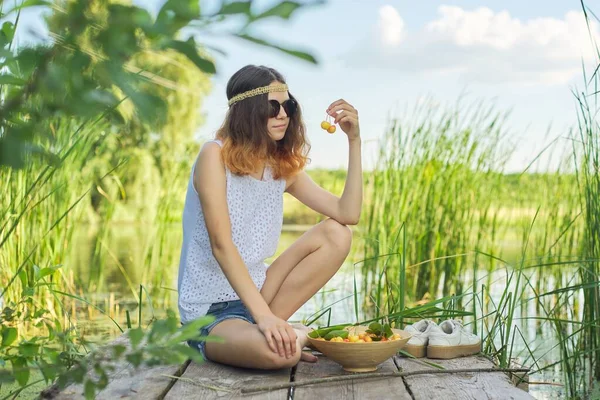 Menina Adolescente Sentada Cais Madeira Com Cerejas Amarelas Mulher Bonita — Fotografia de Stock