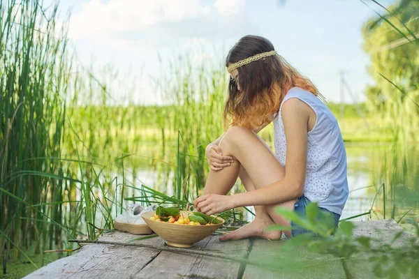 Tonårstjej Sitter Träpiren Med Gula Körsbär Vacker Ung Kvinna Äter — Stockfoto