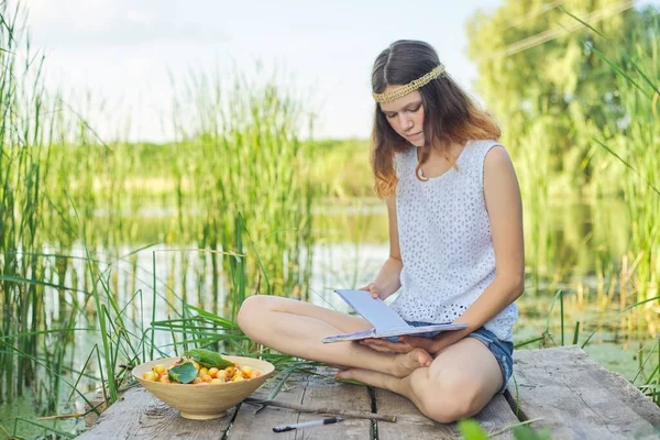 Krásná Romantická Dívka Teenager Sedí Mostě Vody Dívka Píše Notebooku — Stock fotografie