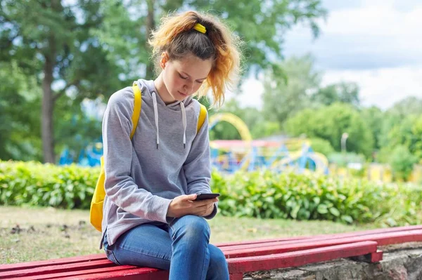 Chica Estudiante Adolescente Con Sudadera Gris Sentado Banco Parque Con — Foto de Stock