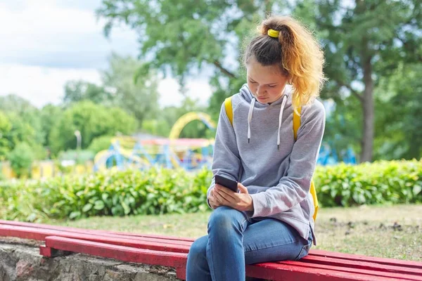 Dziewczyna Student Nastolatek Szarej Bluzie Siedzi Ławce Parku Plecakiem Czytania — Zdjęcie stockowe