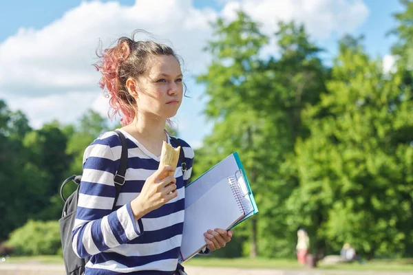 Chica Estudiante Caminando Aire Libre Con Mochila Cuadernos Comer Sándwich — Foto de Stock