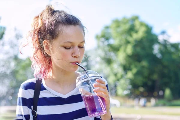 Tonårstjej Som Håller Glas Med Sugrör Och Lila Dryck Handen — Stockfoto