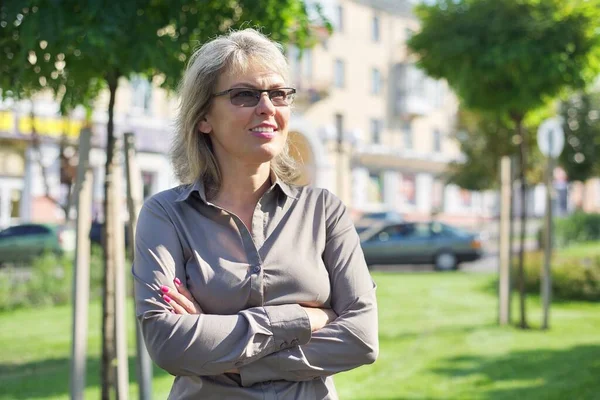 Portret Van Volwassen Zakelijke Zelfverzekerde Vrouw Met Gevouwen Armen Vrouw — Stockfoto