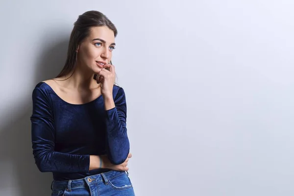 Mooie Modieuze Jonge Vrouw Witte Achtergrond Vrouw Blauwe Kleren Jeans — Stockfoto