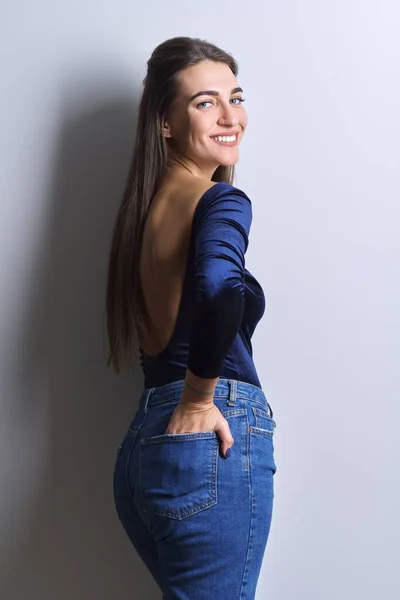 Mavi Vücutlu Kot Pantolonlu Beyaz Arka Planlı Genç Bir Kadının — Stok fotoğraf