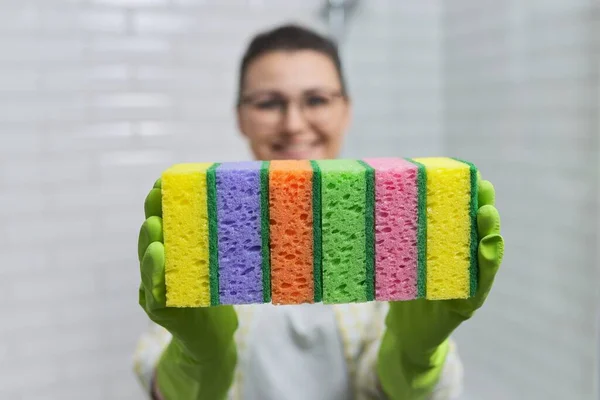 Conceito Limpeza Casa Mulher Luvas Proteção Segurando Muitas Esponjas Limpeza — Fotografia de Stock