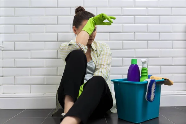 Moe Van Schoonmaakster Badkamer Vrouw Handschoenen Met Wasmiddelen Emmer Vloer — Stockfoto