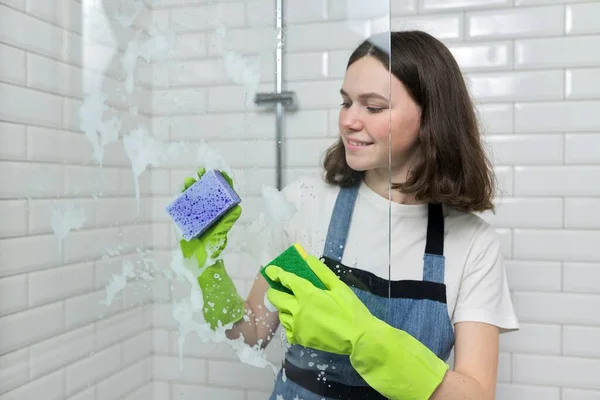 Badrumsrengöring Tonåring Flicka Tvätt Dusch Glas Med Skum Och Svampar — Stockfoto